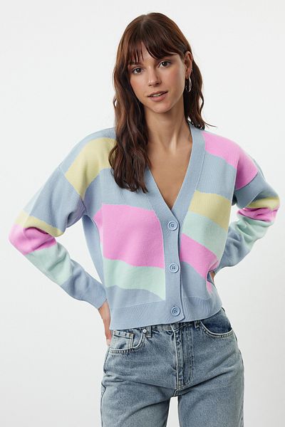 Trendyol Collection Blaue Strickjacke mit Farbblockdesign - TWOAW25HI00264