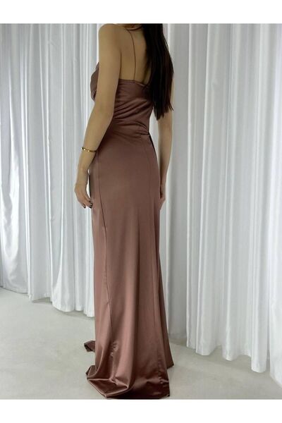 WoolnClyde Καφέ σατέν βραδινό φόρεμα - Στράπλες, λαιμόκοψη με λουράκια, λεπτή λεπτομέρεια με ντραπέ, μακριά ουρά και σχισμή