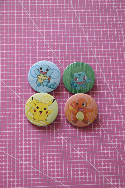 Akumastik Pokemon Pİkachu Bulbasaur Squirtle Charmender 4lü Çanta Süsü Rozet-iğneli Buton Rozet Seti