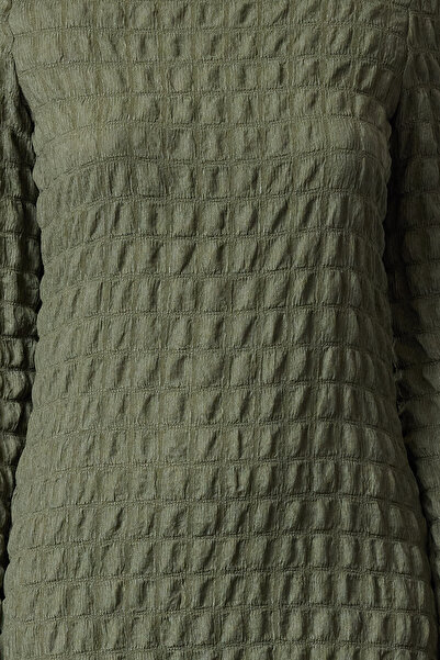 Trendyol Collection Flexibilní KHAki MAxi Pletené šaty – pevná textura, STOJANOVÝ LÍMEC – řada A TWOAW25EL00197