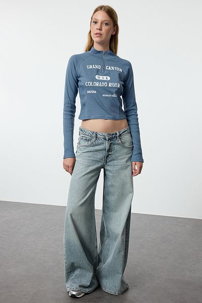 Trendyol Collection Indigo Slogan Printed - Κοντή πλεκτή μπλούζα με λεπτομερή φερμουάρ TWOAW25BZ00128