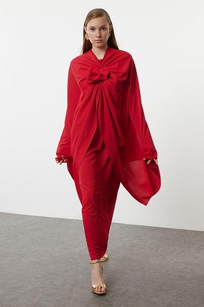 Trendyol Modest Rotes, gewebtes Abendkleid mit Blumenapplikation und Umhang TCTAW25DB00008