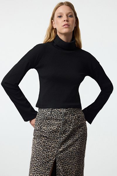 Trendyol Collection Elastyczna czarna dzianina - bluzka z kołnierzykiem typu body-stand TWOAW25BZ00082