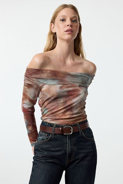 Trendyol Collection Flexible Tüllbluse mit U-Boot-Ausschnitt - Mehrfarbig, Tailliert, TWOAW25BZ00119