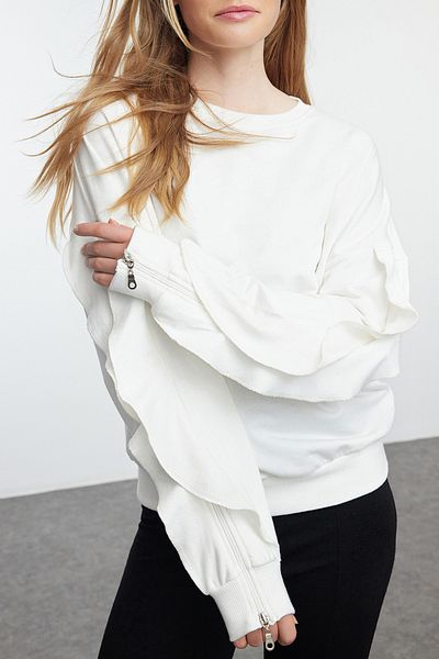 Edit by Trendyol Ecrufarbenes Strick-Sweatshirt mit bequemer Passform und Rüschenärmeln, TEDAW25SW00014