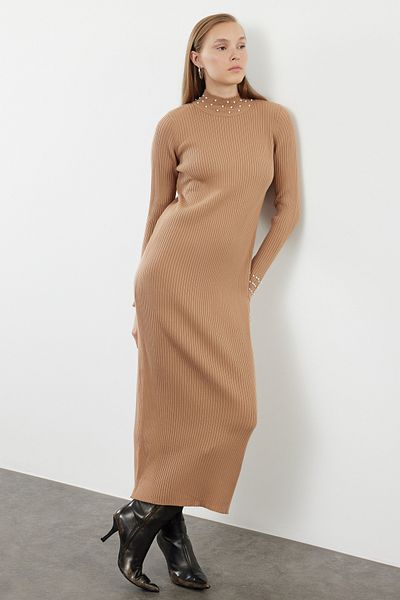Trendyol Modest Πλεκτό φόρεμα με μαργαριταρένια κοσμήματα Camel - TCTAW25EB00068