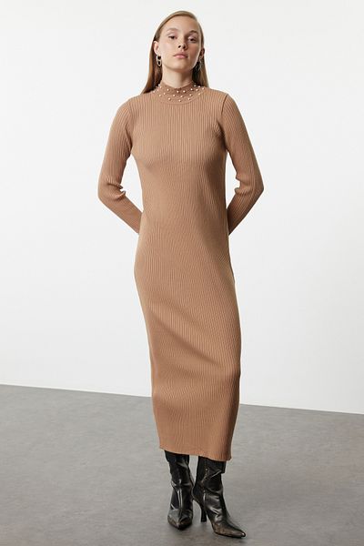 Trendyol Modest Πλεκτό φόρεμα με μαργαριταρένια κοσμήματα Camel - TCTAW25EB00068