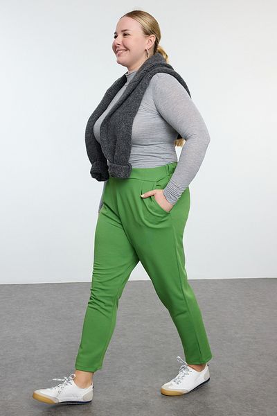 Trendyol Curve Grüne Strickhose im Karottenschnitt in großen Größen - TBBAW25AR00002