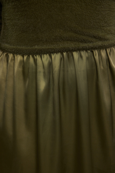 Trendyol Curve Satynowa, tkana, khaki, dzianinowa sukienka midi - TBBAW25AH00034