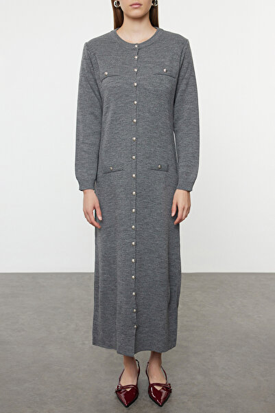 Trendyol Modest Pletené antracitové šaty na knoflíky - TCTAW25EB00069