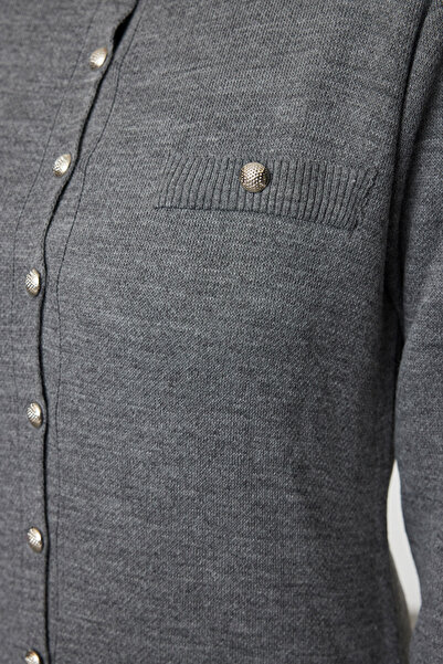 Trendyol Modest Pletené antracitové šaty na knoflíky - TCTAW25EB00069