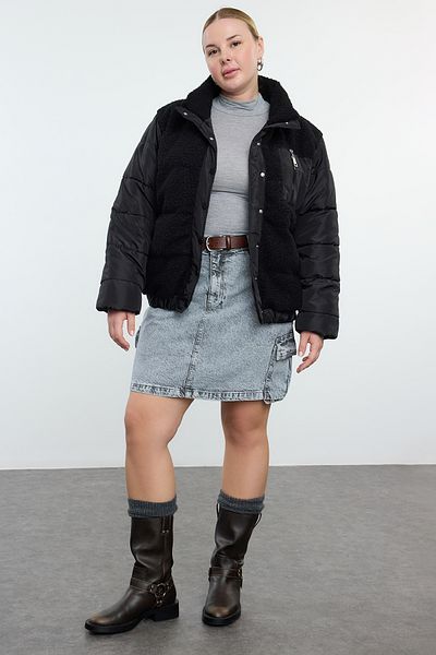 Trendyol Curve Schwarze Bouclé-Jacke mit Taschendetail - Regular Fit TBBAW25AW00012