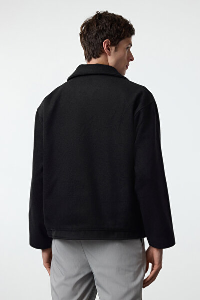 Trendyol Collection Zimní černý kabát Stamp – Regular Fit, dvojité krytí TMNAW25KB00009