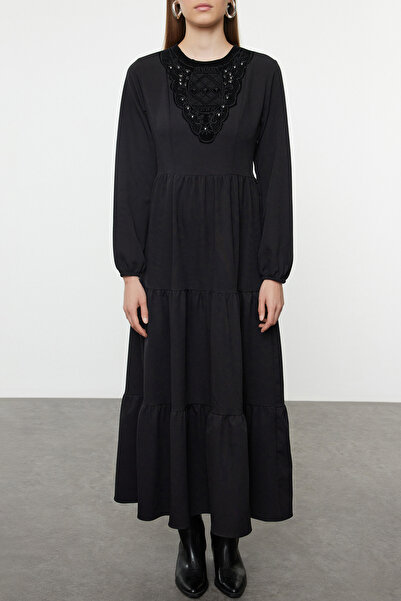 Trendyol Modest Tkané šaty - Detail výšivky Black Stone TCTAW25EB00096