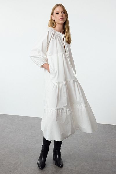Trendyol Collection Pohodlný střih – bílé šaty s midi mašlí Twoaw25el00329