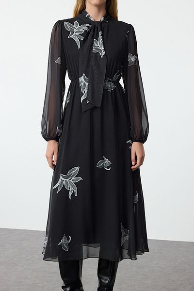 Edit by Trendyol Rochie neagră din șifon, cu flori, cu detaliu cu pliuri - TEDAW25EL00009