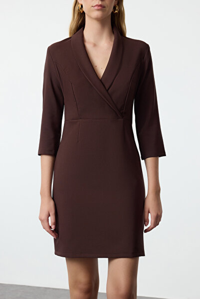 Trendyol Collection Hnědé mini tkané šaty s výstřihem do V TWOAW23EL00384