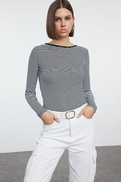 Trendyol Collection Rugalmas zsinóros kötött blúz - fekete-piros csíkos, hát nélküli TWOAW25BZ00055