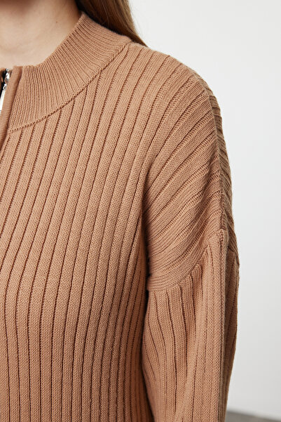 Trendyol Collection Široké velbloudí maxi úpletové šaty - Twoaw25El00308