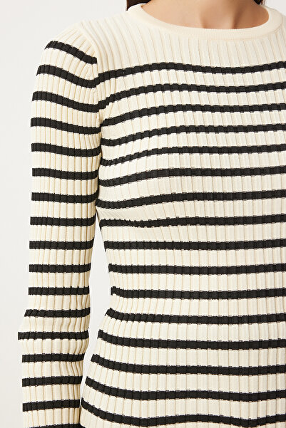 Happiness İstanbul Saran Knitwear Μπλούζα - Γυναικεία, Μαύρη, Λεπτομέρεια με κοκάλι Fn03307