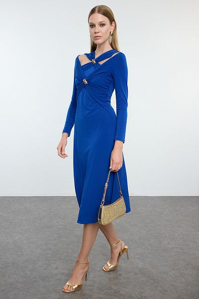 Trendyol Collection Gestricktes Midi-Abendkleid mit Saxophon-Accessoire-Detail TPRAW25EL00034
