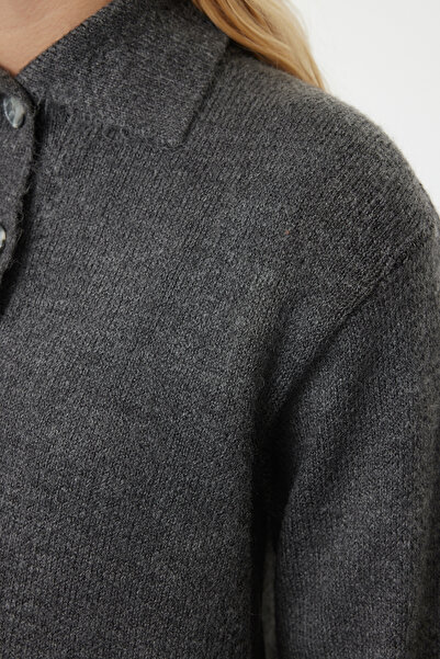 Trendyol Collection Светр з широким коміром поло антрацитового кольору Светр з широким коміром поло TWOAW25KZ00308