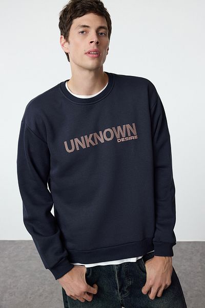 Trendyol Collection Námořnická modrá oversize mikina Crew Neck Fleece - Text Tmnaw25Sw00047