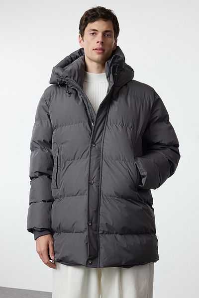 Trendyol Collection Anthrazitfarbene Puffer-Winterjacke mit Kapuze und Reißverschluss - Regular Fit TMNAW25MO00021