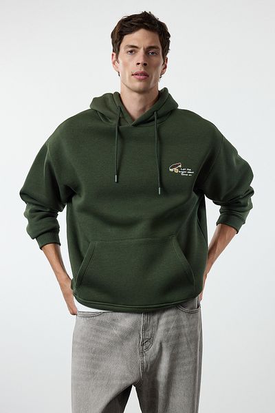 Trendyol Collection Khakifarbenes, übergroßes, weit geschnittenes, besticktes Fleece-Innen-Kapuzenpullover TMNAW25SW00016