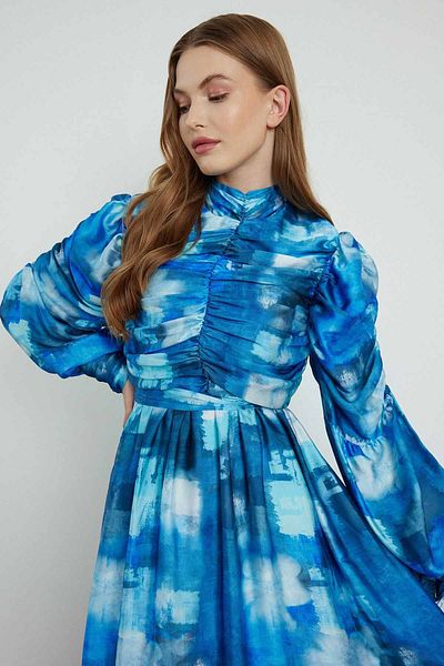Hooopstore Μπλε σατέν φόρεμα Ameliya με στάμπα