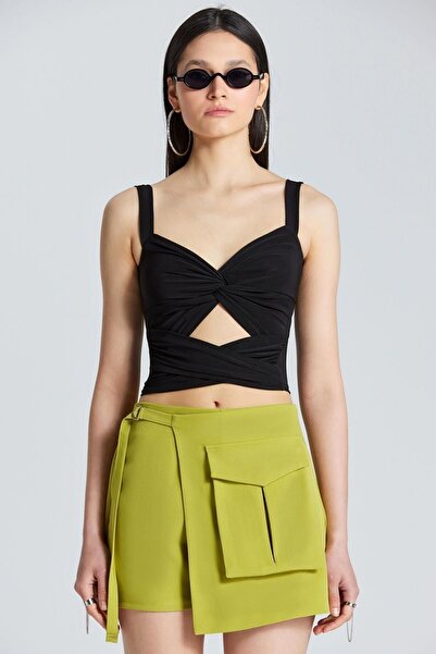 boutiquen 1734 بلوزة قصيرة سوداء مع تفاصيل نافذة وأشرطة