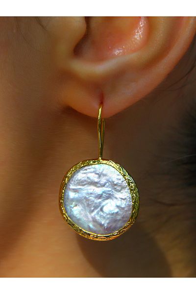 esha Round Natural Mother of Pearl Women's Earrings - euku4ys