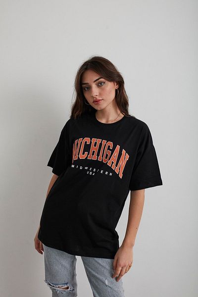 Mad&Calf Γυναικείο μπλουζάκι Oversize με στάμπα Michigan σε μαύρο χρώμα