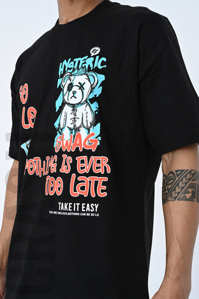 AMAZING CRASH تي شيرت أسود برقبة دائرية مطبوع مقاس كبير للجنسين