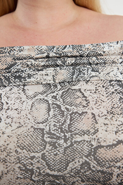 Trendyol Curve Μπεζ μοτίβο φιδιού με μοτίβο Carmen γιακάς βισκόζης πλεκτή μπλούζα μεγάλου μεγέθους TBBAW25AF00020