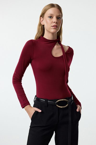 Trendyol Collection Flexibler Strickbody - Weinrot, tailliert, Druckknopfverschluss, Neckholder TWOAW25BD00008