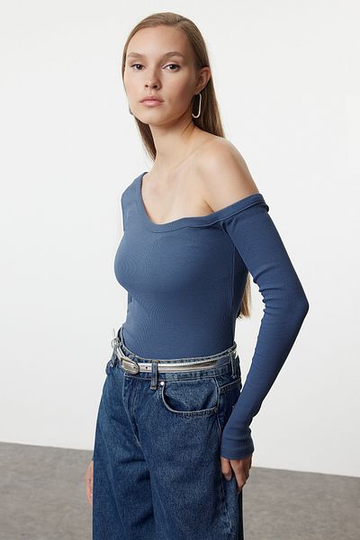 Trendyol Collection Off Shoulder Stretchy Βαμβακερή μπλούζα με κορδόνι - Indigo TWOAW23BZ00475