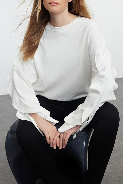 Edit by Trendyol Ecrufarbenes Strick-Sweatshirt mit bequemer Passform und Rüschenärmeln, TEDAW25SW00014