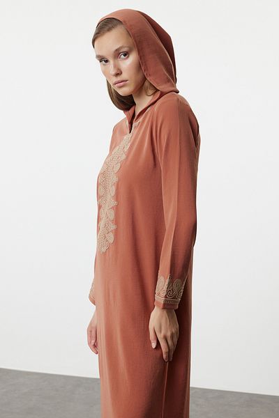 Trendyol Modest Tkané kimono a kaftan a jalabiya se skořicovou kapucí a detailem výšivky TCTAW25KK00000