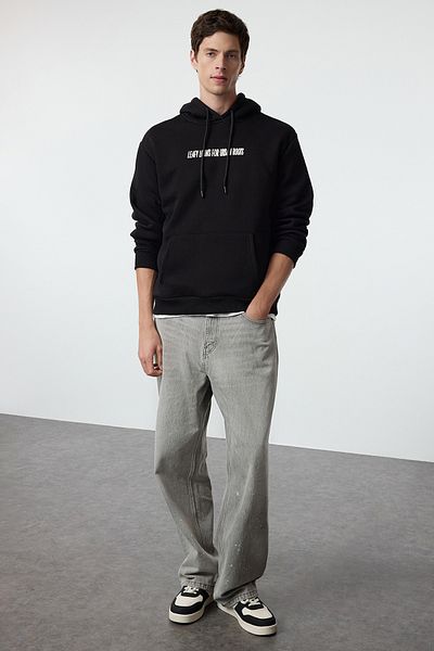 Trendyol Collection Μαύρο φλις φούτερ με ανάγλυφη εκτύπωση και λεπτομέρεια κεντήματος στην πλάτη - Oversize TMNAW25SW00072