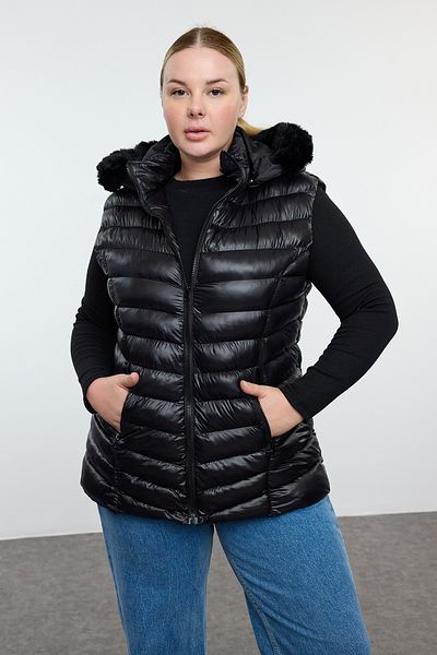 Trendyol Curve Černá chlupatá vesta na zip s kapucí – Regular Fit TBBAW25BH00003