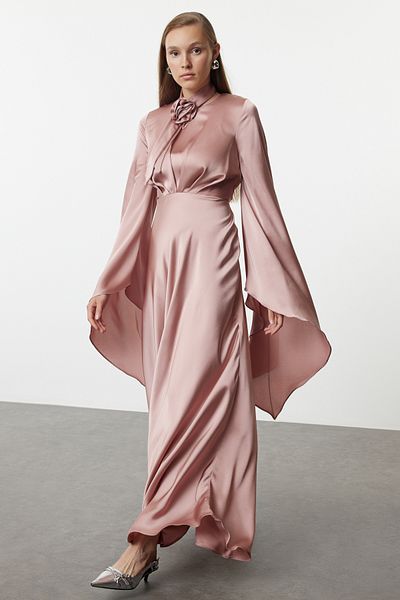 Trendyol Modest Abendkleid aus gewebtem Satin in Puderrosa mit Accessoires Tctss24Db00066