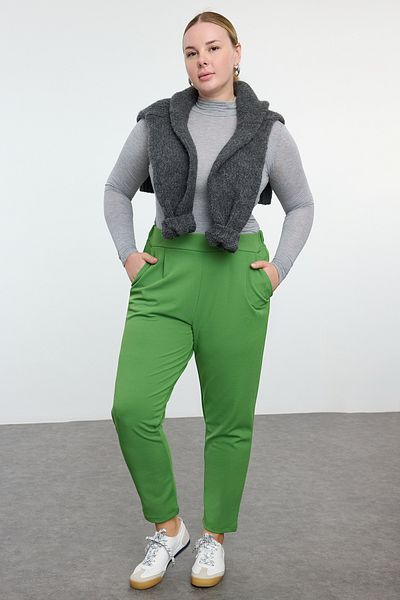 Trendyol Curve Grüne Strickhose im Karottenschnitt in großen Größen - TBBAW25AR00002