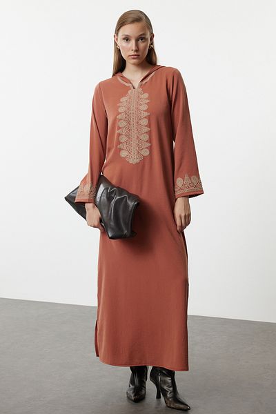 Trendyol Modest Tkané kimono a kaftan a jalabiya se skořicovou kapucí a detailem výšivky TCTAW25KK00000