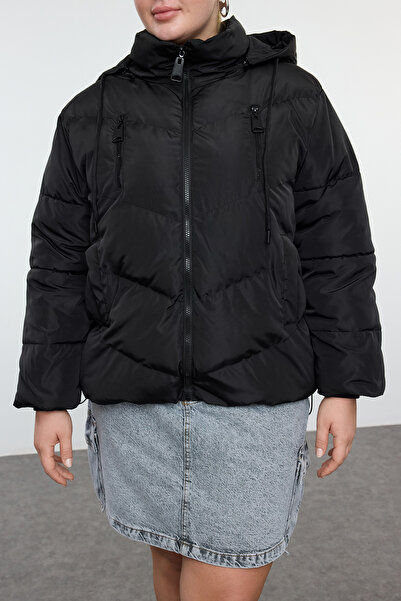 Trendyol Curve Fekete Regular Fit pufferkabát - cipzárral és zsebbel TBBAW25AW00011