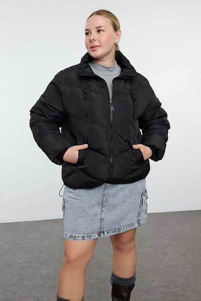 Trendyol Curve Schwarze Pufferjacke in Regular Fit – mit Reißverschluss und Tasche TBBAW25AW00011