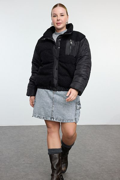 Trendyol Curve Schwarze Bouclé-Jacke mit Taschendetail - Regular Fit TBBAW25AW00012