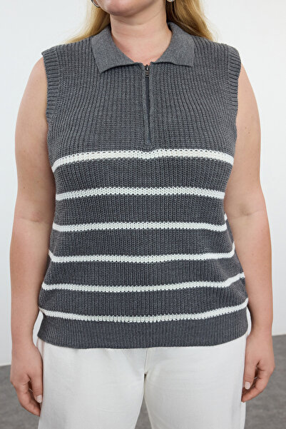 Trendyol Curve Антрацитно раирано трикотажно пуловер с цип с поло яка - Tbbaw25Dn00001