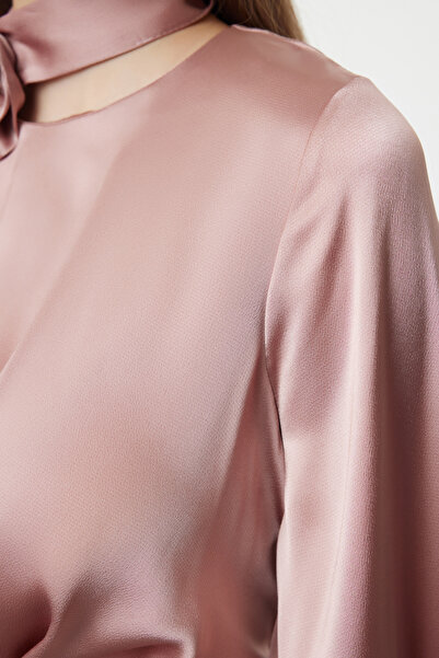 Trendyol Modest Βραδινό φόρεμα από σατέν υφασμένο τριαντάφυλλο με αξεσουάρ Tctss24Db00066