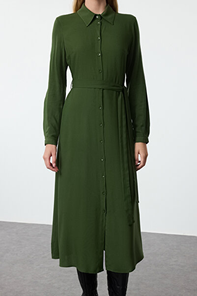 Trendyol Collection Tmavě zelené viskózové midi košilové šaty s páskem TWOAW25EL00436